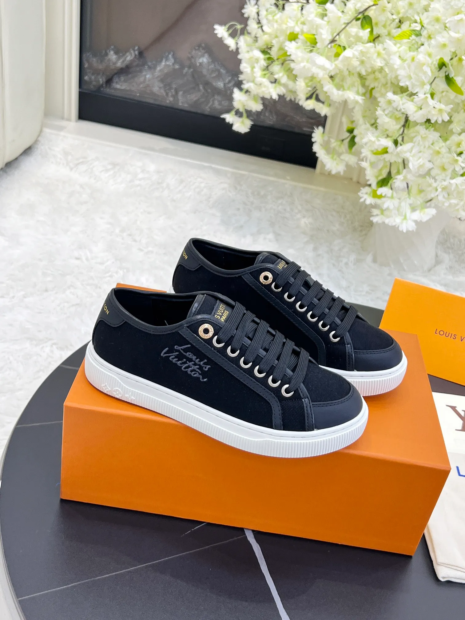 👟👟Ex-factory price 420👟👟 New arrival🆕🆕🆕 This LV Lagoon sneaker is made of lightweight canvas embroidered with the handwritten Louis Vuitton Paris logo. It highlights the casual summer atmosphere with a trendy and simple configuration, and can easily brighten up various looks. Monogram flowers bloom on the soft rubber sole. Code number: 35~41, multiple colors available! Oil edges + TPU outsole + drawer box packaging